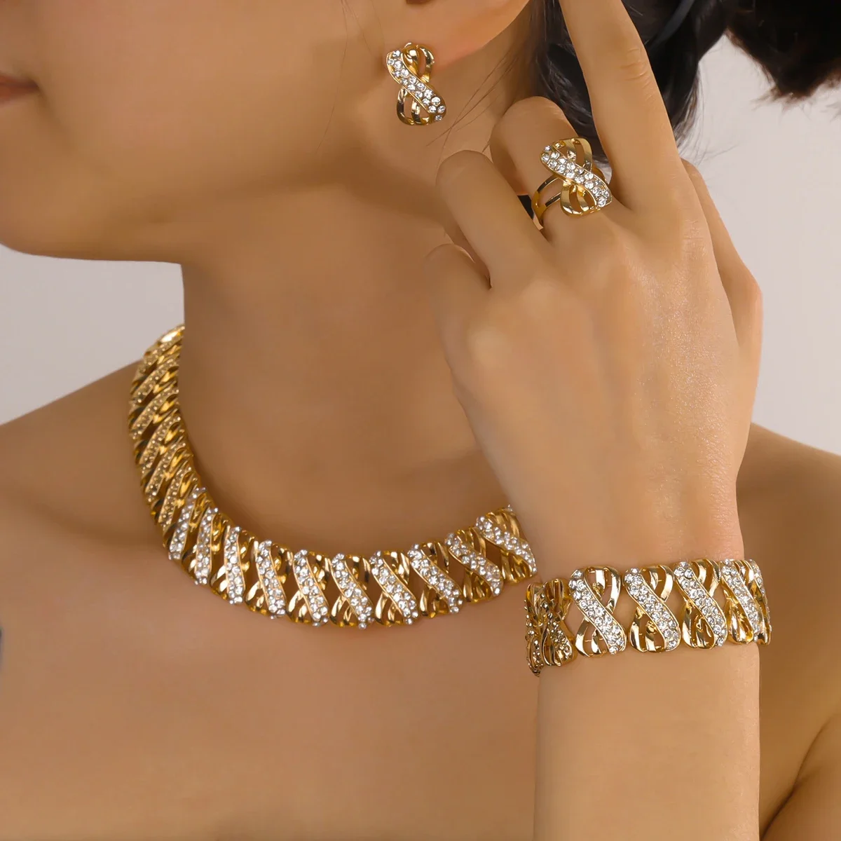 Hot Selling Fashion Jewelry Set Party Women's Neck Chain Bracelet Earrings Ring Suitable for Gift Giving Popular Accessories
Hot Selling Fashion Jewelry Set Party Women's Neck Chain Bracelet Earrings Ring Suitable for Gift Giving Popular Accessories