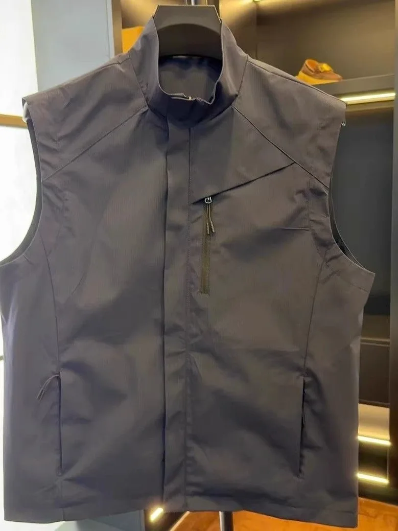 Men's Casual Short Lightweight Zipper Vest Thin Breathable No Sleeve Stand Collar Outdoor Sports Business Casual Outerwear
Men's Casual Short Lightweight Zipper Vest Thin Breathable No Sleeve Stand Collar Outdoor Sports Business Casual Outerwear