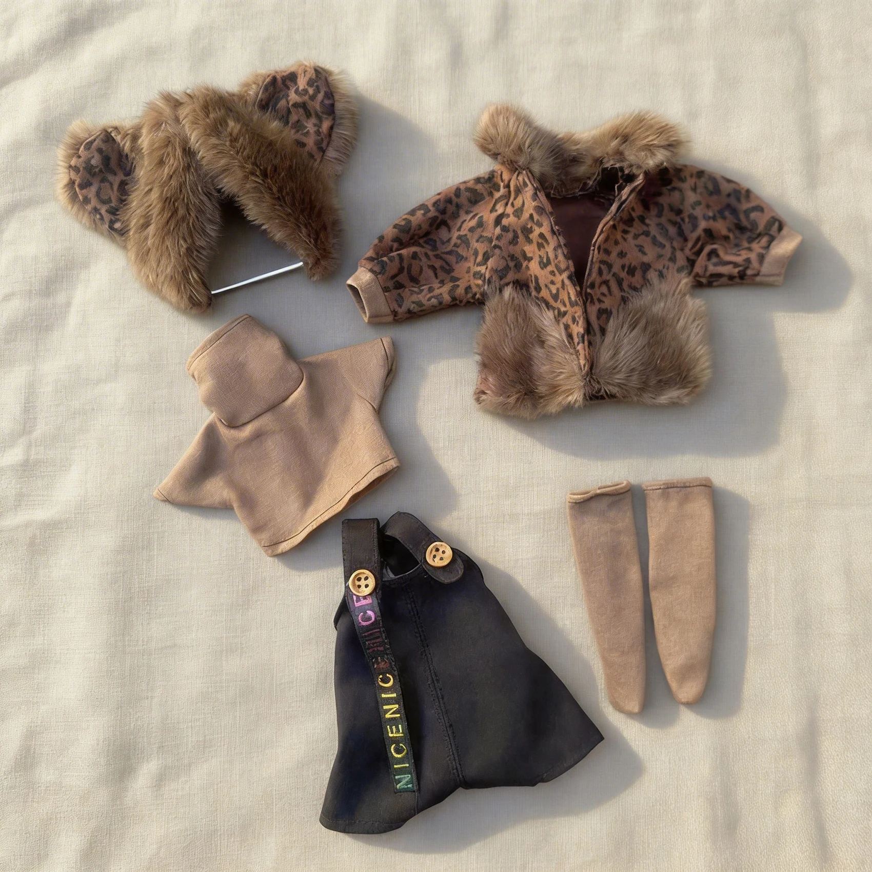 Винтажный комплект одежды для куклы BJD 1/6 (30 см) в стиле сарафана с леопардовым принтом, черный, с вязаными носками, в стиле кавай гот.
Винтажный комплект одежды для куклы BJD 1/6 (30 см) в стиле сарафана с леопардовым принтом, черный, с вязаными носками, в стиле кавай гот.