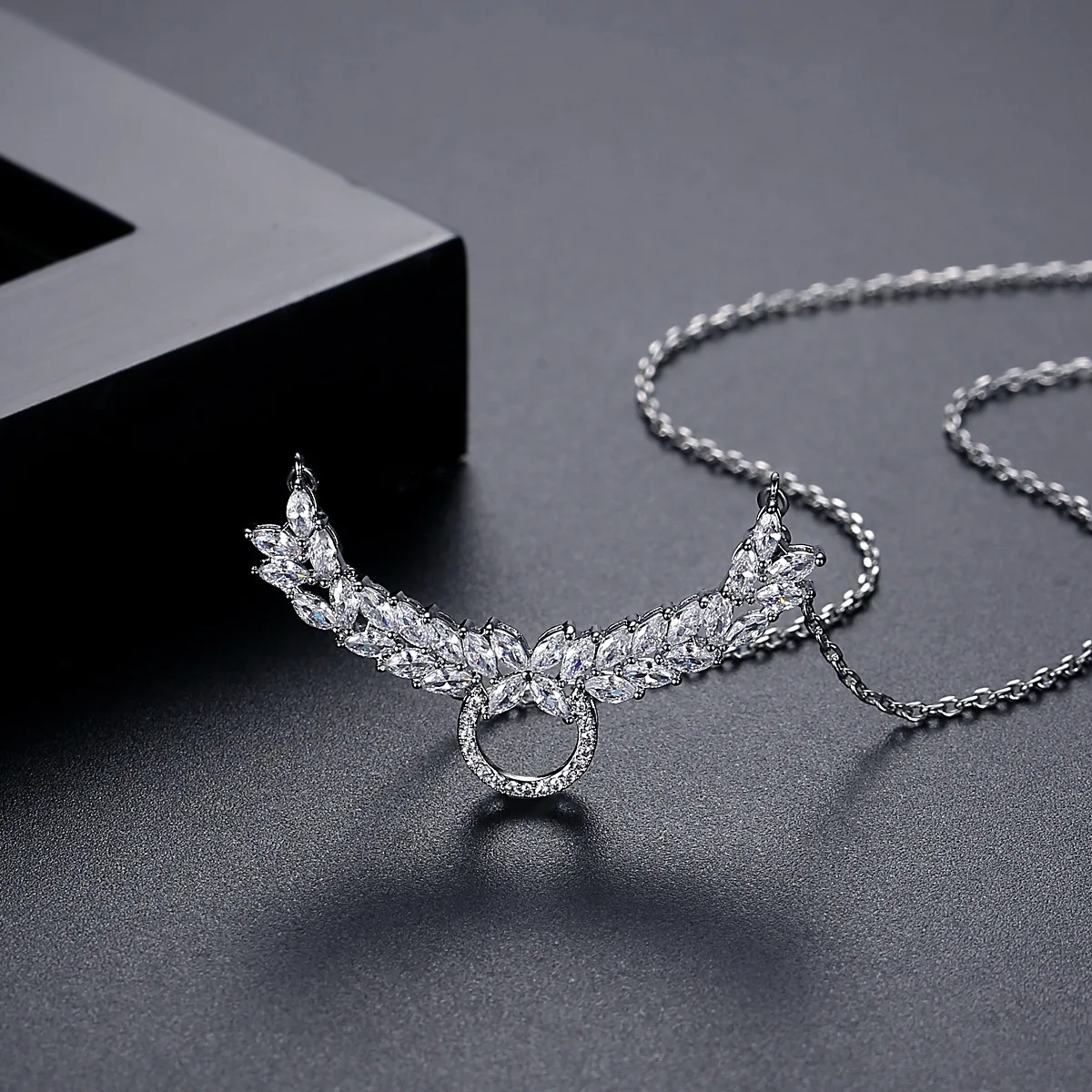 Luxurious Authentic S925 Sterling Silver Flower Leaf Circle Full Diamond Pendant Necklace Engagement Gift Jewelry- Sweater Chain
Luxurious Authentic S925 Sterling Silver Flower Leaf Circle Full Diamond Pendant Necklace Engagement Gift Jewelry- Sweater Chain