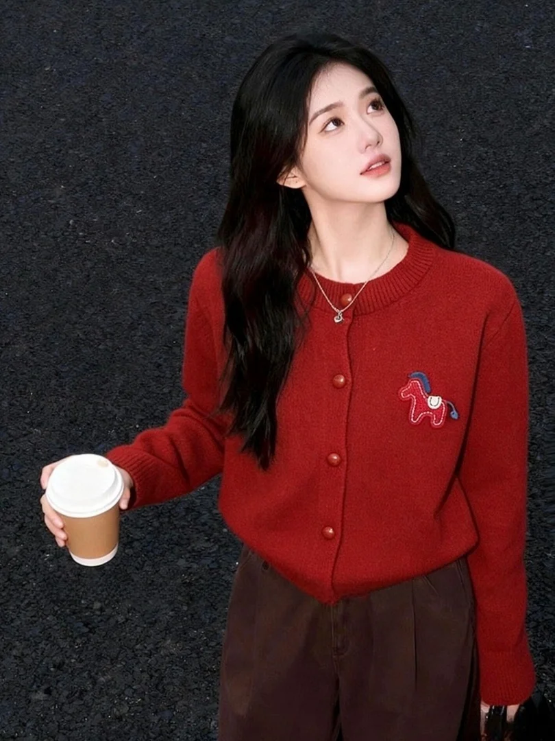 Красный вязаный кардиган в мультяшном стиле, длинный свитер с круглым вырезом и пуговицами, модный ретро-топ для женщин, весна 2026, стандартный...
Красный вязаный кардиган в мультяшном стиле, длинный свитер с круглым вырезом и пуговицами, модный ретро-топ для женщин, весна 2026, стандартный...