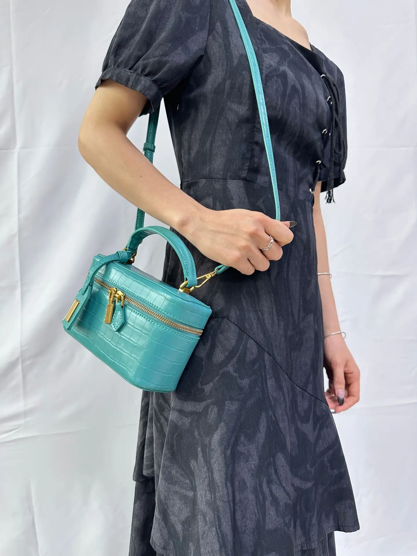 JW PEI box bag Сумка Женская, Square Cosmetic Bag, PU Embossed Black Zipper Small Portable Daily Use 2026 Summer Crossbody Bag
JW PEI box bag Сумка Женская, Square Cosmetic Bag, PU Embossed Black Zipper Small Portable Daily Use 2026 Summer Crossbody Bag