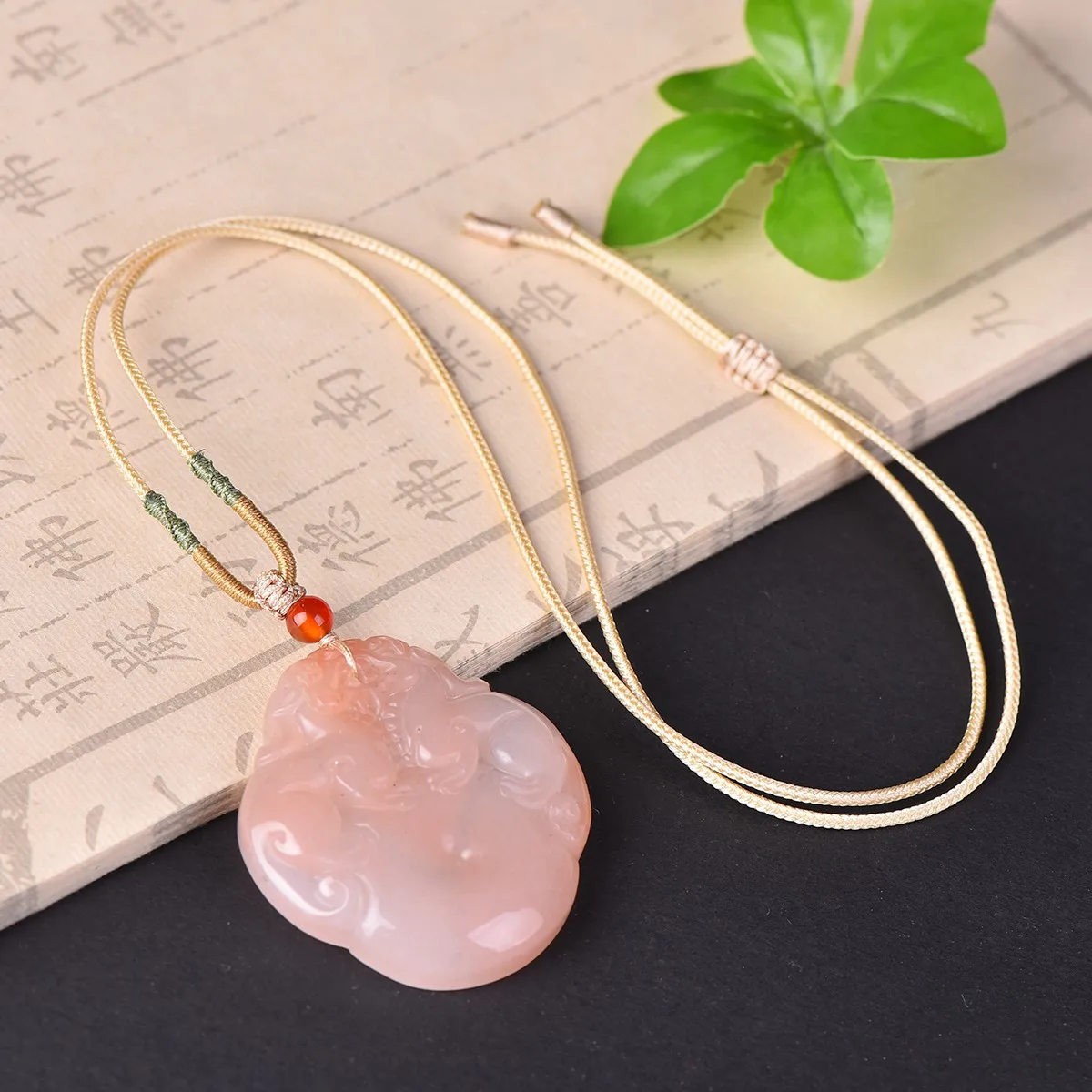 Этот изысканный нефритовый кулон PI Xiu с цветком персика символизирует богатство и процветание. Это идеальный подарок для семьи и друзей.
Этот изысканный нефритовый кулон PI Xiu с цветком персика символизирует богатство и процветание. Это идеальный подарок для семьи и друзей.