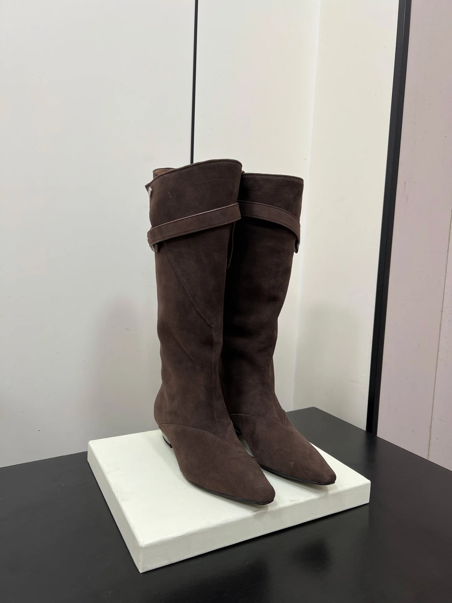 Новинка осени/зимы 2025 года, изысканные остроконечные сапоги, классические модные цвета, простые, элегантные, изысканные длинные сапоги
Новинка осени/зимы 2025 года, изысканные остроконечные сапоги, классические модные цвета, простые, элегантные, изысканные длинные сапоги