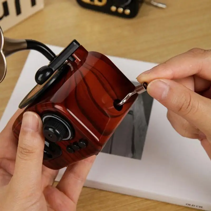 Elegant Nostalgic Mini Gramophone Music Box Hand Operated Phonograph Ornament Decorative Accent Gift For Enthusiasts X3UC
Elegant Nostalgic Mini Gramophone Music Box Hand Operated Phonograph Ornament Decorative Accent Gift For Enthusiasts X3UC