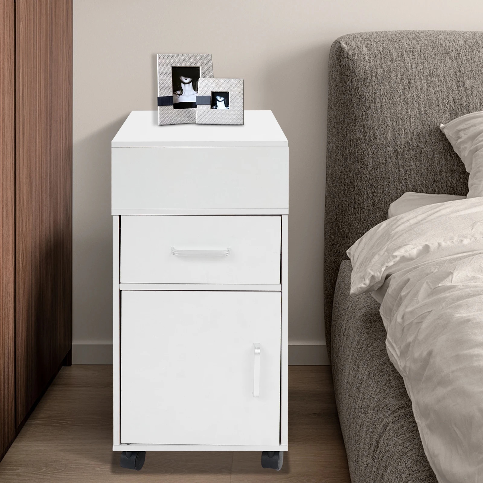 Прикроватная тумбочка для спальни. Шкаф для хранения в гостиной и офисе с поворотными колесами и максимальной нагрузкой 25 кг.
Прикроватная тумбочка для спальни. Шкаф для хранения в гостиной и офисе с поворотными колесами и максимальной нагрузкой 25 кг.