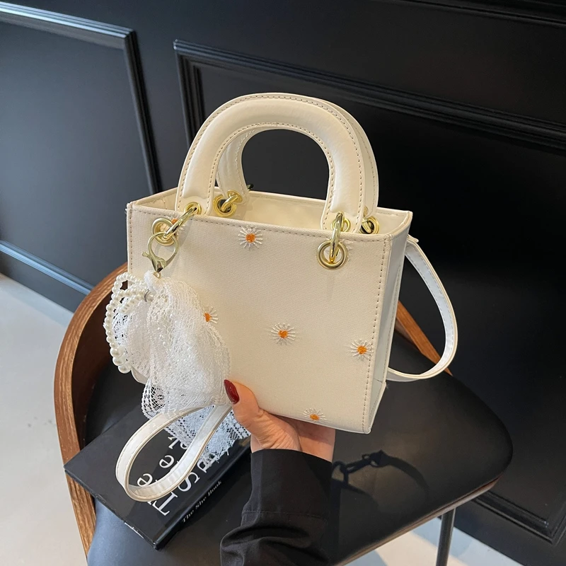 Black Women's Bag Small Handbag Embroidery Pu Leather Crossbody Bag Lady Designer Shoulder Bag Brand Small Square Tote
Black Women's Bag Small Handbag Embroidery Pu Leather Crossbody Bag Lady Designer Shoulder Bag Brand Small Square Tote