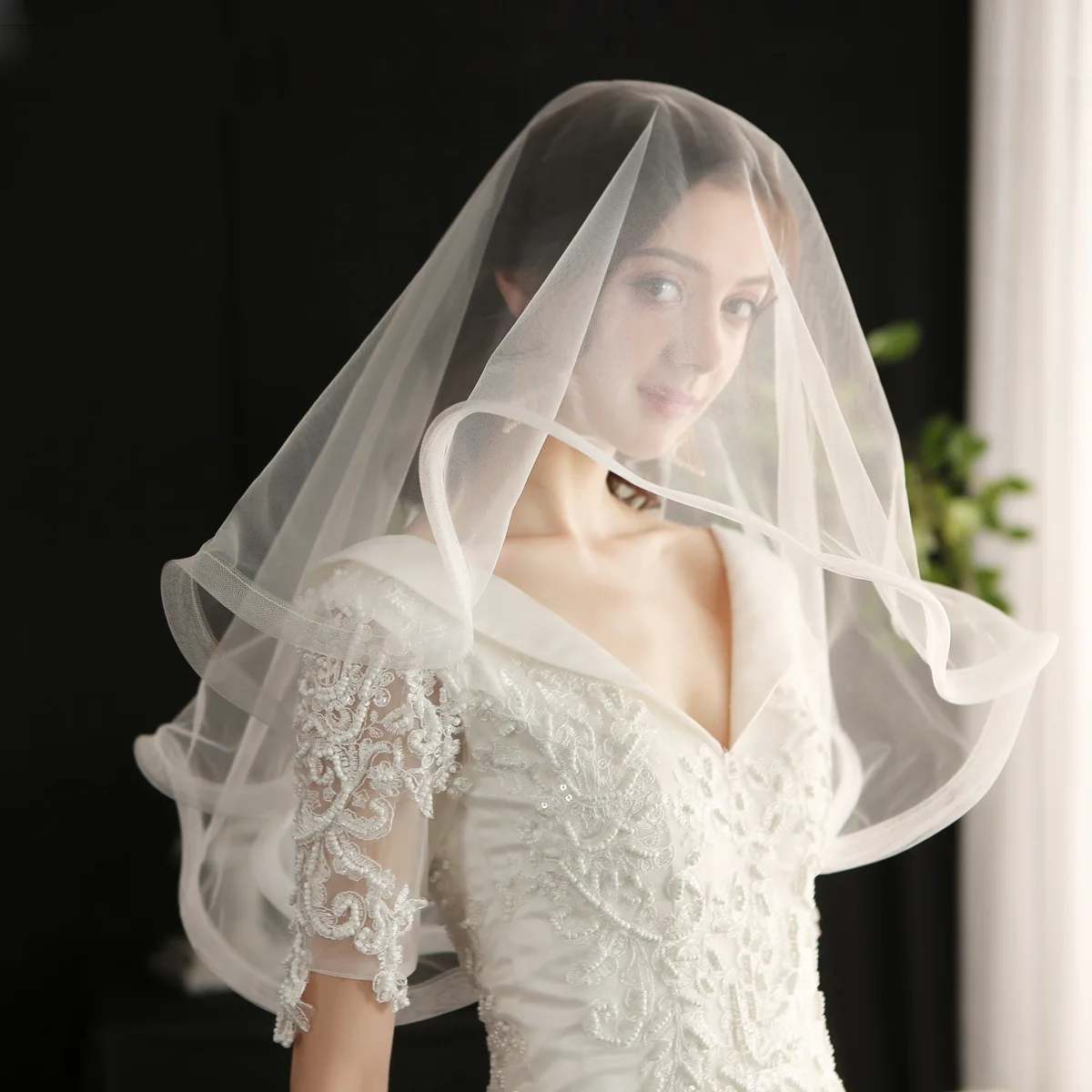 V645 Retro Double-Layered Metal Hair Comb with Edge Trim, Bridal Wedding Veil, European and American Style Elastic Mesh Wedding Photo Shoot Headpiece
V645 Retro Double-Layered Metal Hair Comb with Edge Trim, Bridal Wedding Veil, European and American Style Elastic Mesh Wedding Photo Shoot Headpiece