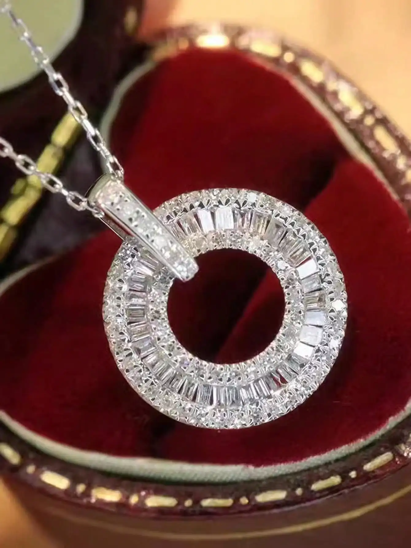 Элегантное женское ожерелье с подвеской в виде двойного круга из кубического циркония
Элегантное женское ожерелье с подвеской в виде двойного круга из кубического циркония