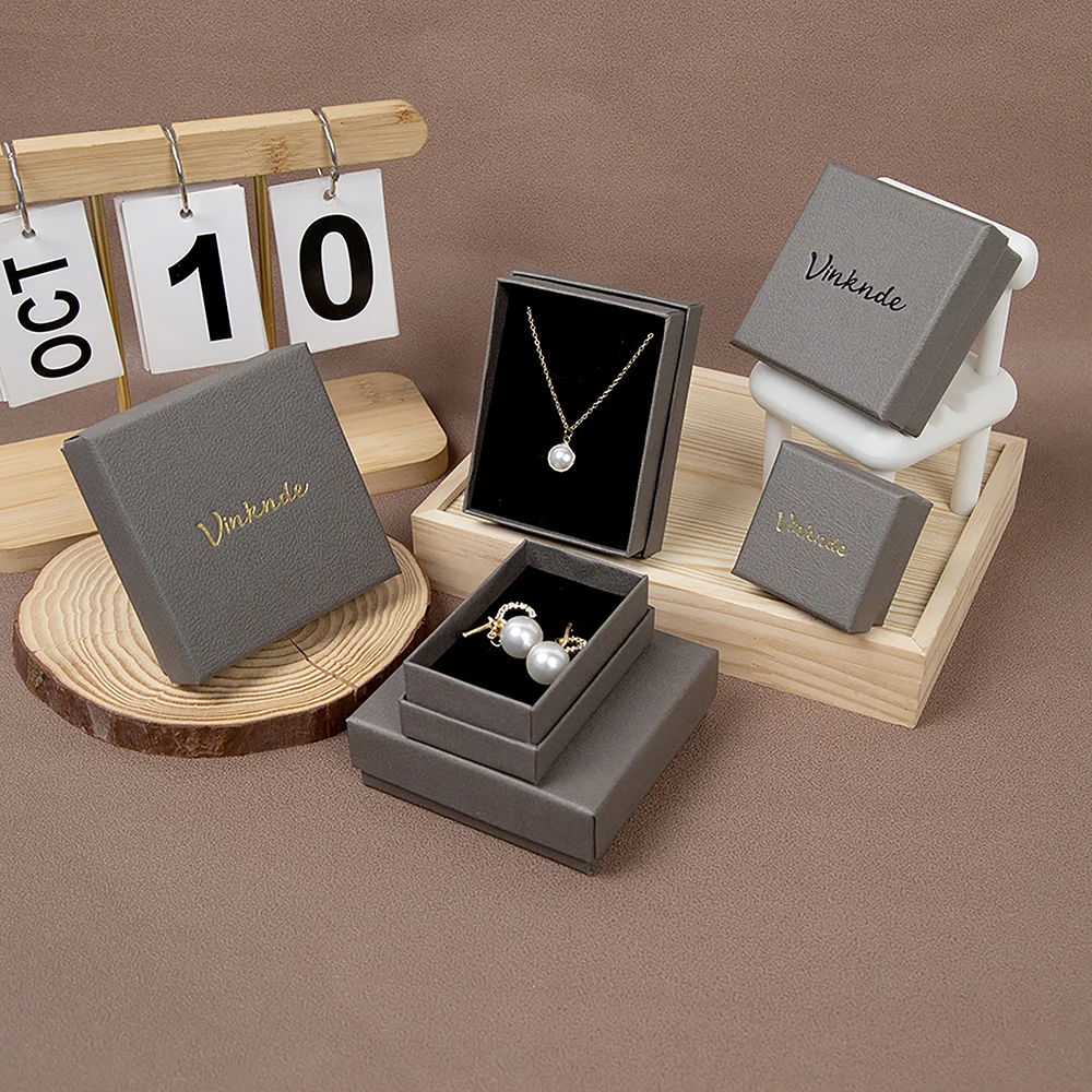 Набор из 24 серых картонных коробок для украшений с узором личи, 7x7x3 см, прямоугольные подарочные футляры для ожерелий и колец на свадьбу
Набор из 24 серых картонных коробок для украшений с узором личи, 7x7x3 см, прямоугольные подарочные футляры для ожерелий и колец на свадьбу