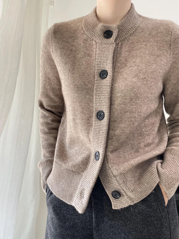 Мягкий шерстяной вязаный ор Кардиган с большими пуговицами для женщин, теплый, повседневный, прямого кроя, длинный све, круглый, Ne Design
Мягкий шерстяной вязаный ор Кардиган с большими пуговицами для женщин, теплый, повседневный, прямого кроя, длинный све, круглый, Ne Design