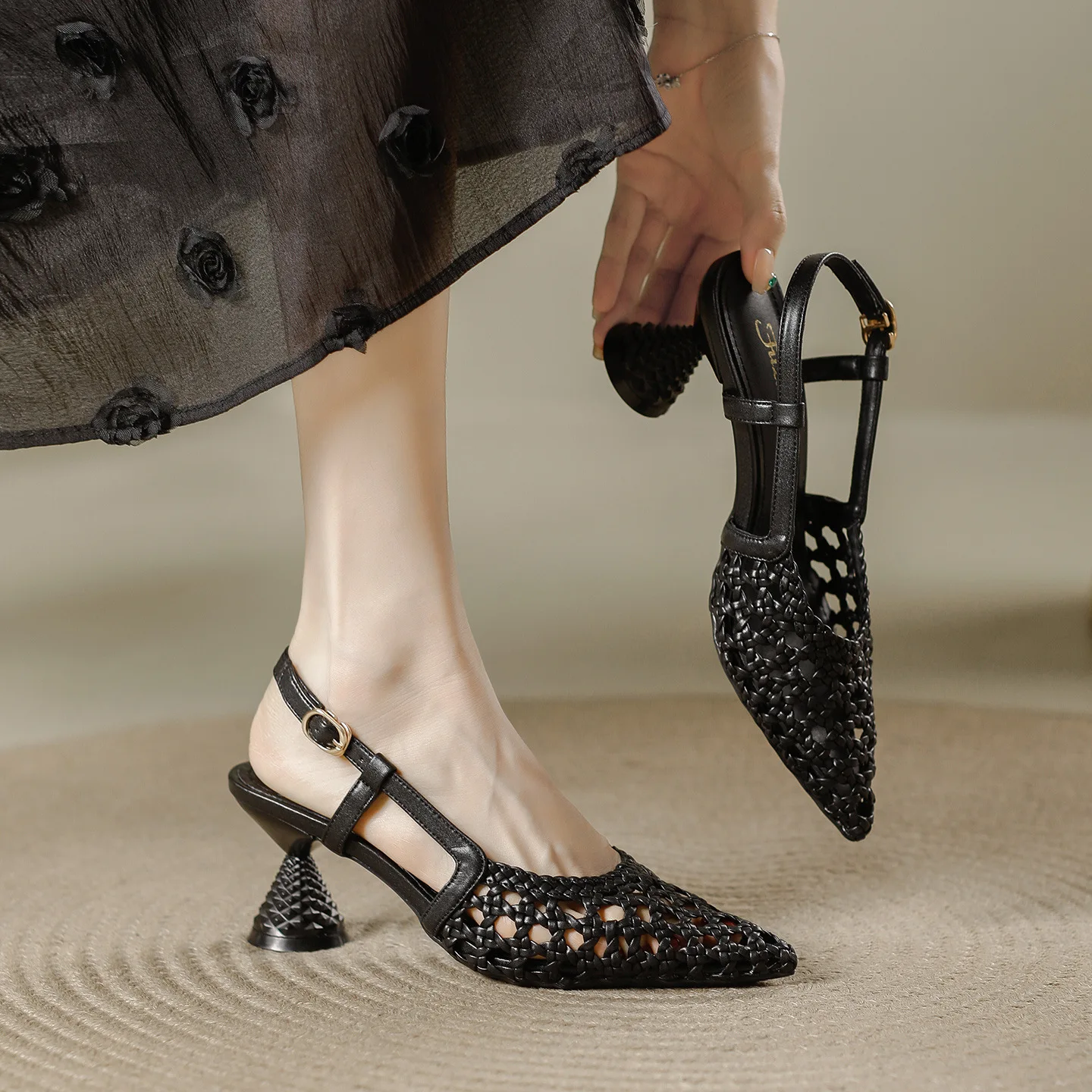 2026 Women's Cutout Pointed Toe Woven Hollow High Heels Summer Sandals Breathable Slingback Elegant One-Strap Dress Shoes Q-700
2026 Women's Cutout Pointed Toe Woven Hollow High Heels Summer Sandals Breathable Slingback Elegant One-Strap Dress Shoes Q-700