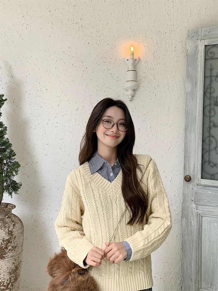 Уютный женский вязаный свитер UVPU с длинными рукавами и V-образным вырезом, свободный крой, осень 2025, повседневный трикотаж свободного кроя, бежевый цвет
Уютный женский вязаный свитер UVPU с длинными рукавами и V-образным вырезом, свободный крой, осень 2025, повседневный трикотаж свободного кроя, бежевый цвет