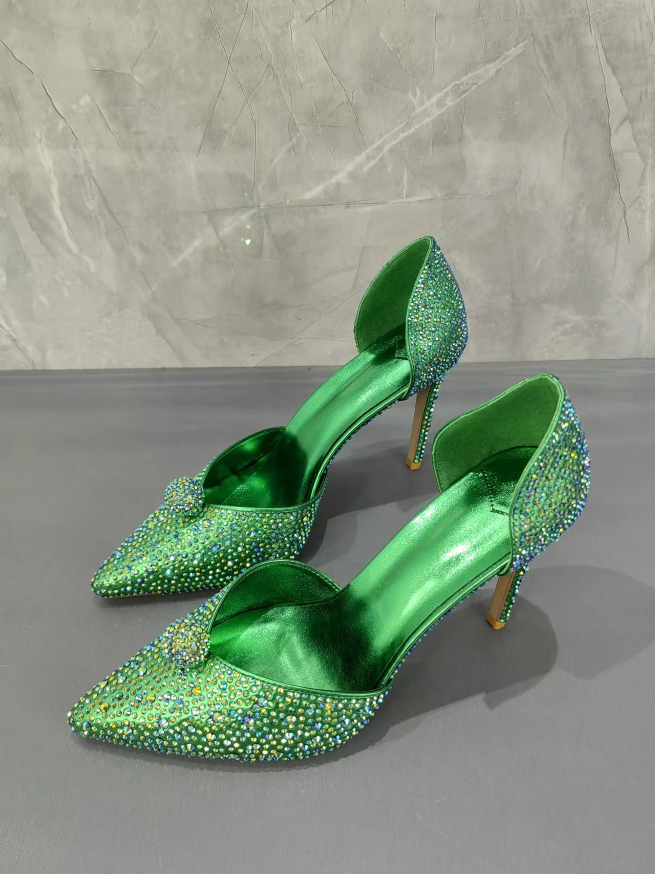 Green Rhinestone Pointed Toe Pumps Pearls Decoration Hollow Stiletto High Heels Comfortable Soft Leather Banquet Women Shoes
Green Rhinestone Pointed Toe Pumps Pearls Decoration Hollow Stiletto High Heels Comfortable Soft Leather Banquet Women Shoes