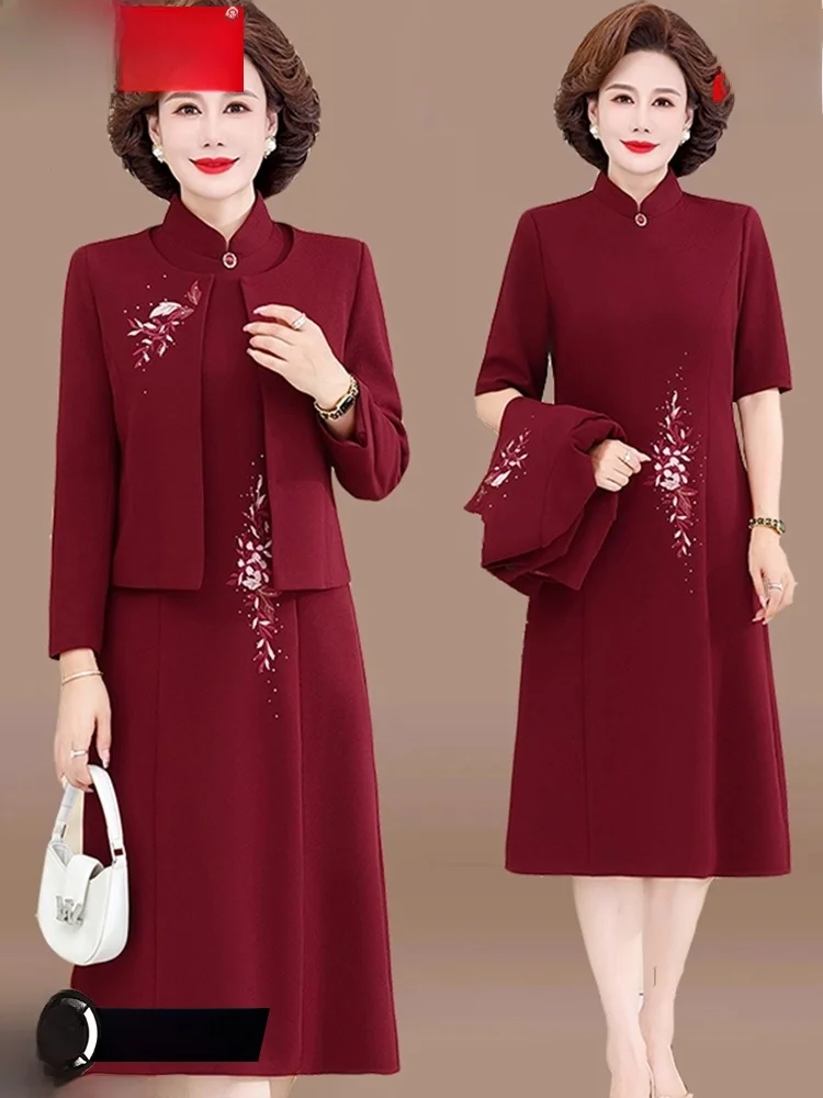 Elegant Wedding Dress Coat for Mom High-Quality Wool Blend Mid-Length Skirt Traditional Chinese Style Embroidery And Bead Detail
Elegant Wedding Dress Coat for Mom High-Quality Wool Blend Mid-Length Skirt Traditional Chinese Style Embroidery And Bead Detail