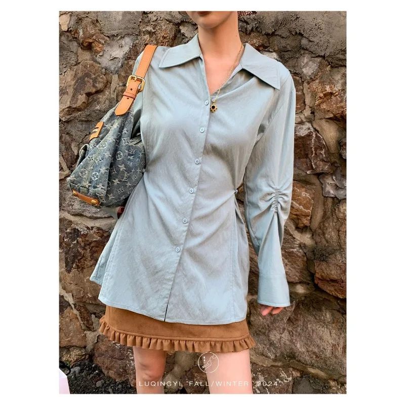 Женская коричневая рубашка из искусственной кожи с длинным рукавом и отложным воротником
Женская коричневая рубашка из искусственной кожи с длинным рукавом и отложным воротником