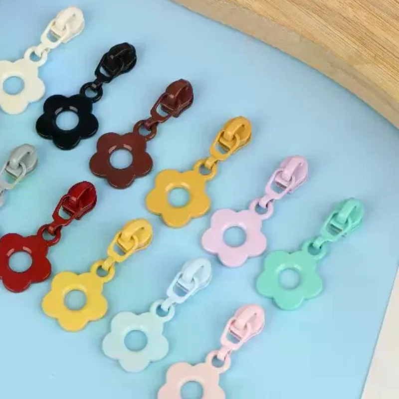 10Pcs Cute Little Flower Zipper Head For #3 Nylon Zippers Suitable For Home Sewing DIY Handmade Zipper Replacement
10Pcs Cute Little Flower Zipper Head For #3 Nylon Zippers Suitable For Home Sewing DIY Handmade Zipper Replacement
