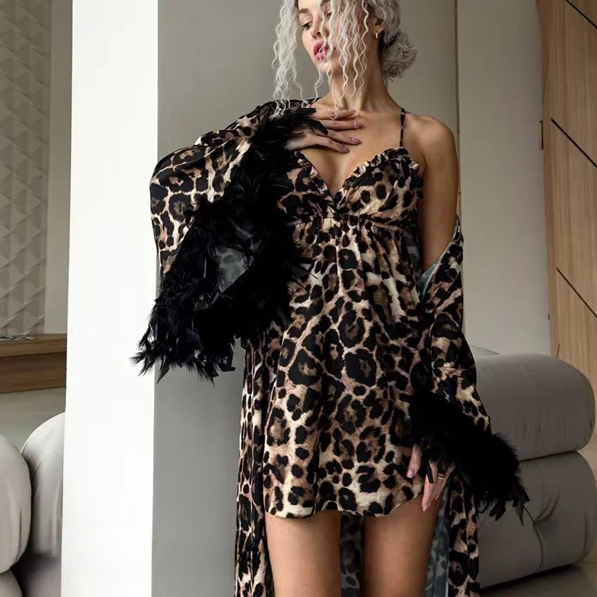 Сексуальный халат с леопардовым принтом и перьями, комплект ночной рубашки, длинная юбка Sve V-Ne ort, домашняя одежда, молодежная повседневная летняя осенняя одежда
Сексуальный халат с леопардовым принтом и перьями, комплект ночной рубашки, длинная юбка Sve V-Ne ort, домашняя одежда, молодежная повседневная летняя осенняя одежда