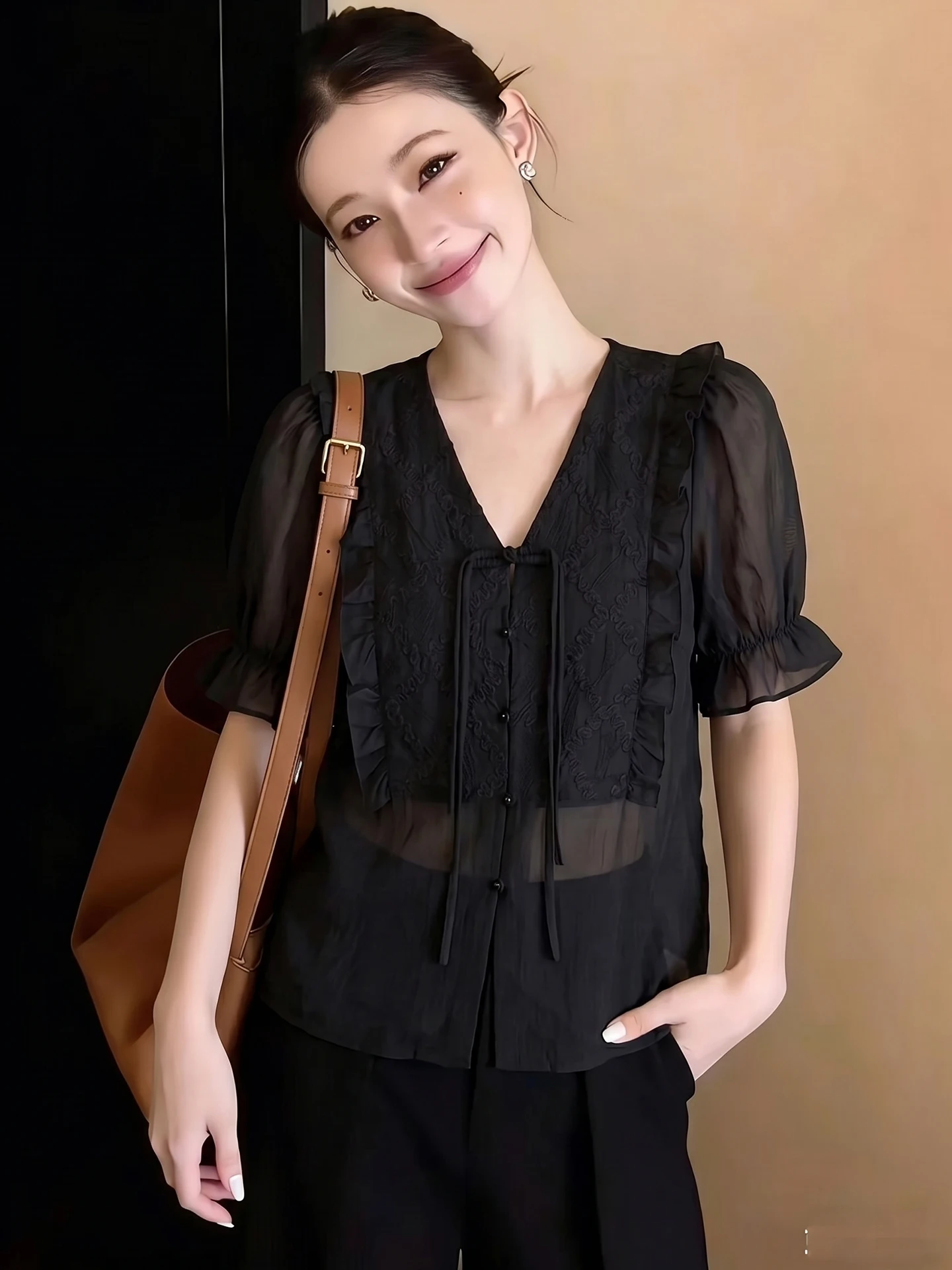 Chic V-Neck Short Sleeve Women's Shirt Floral Trim Korean Design Versatile Fashionable Summer Top Elegant Female Blouse
Chic V-Neck Short Sleeve Women's Shirt Floral Trim Korean Design Versatile Fashionable Summer Top Elegant Female Blouse
