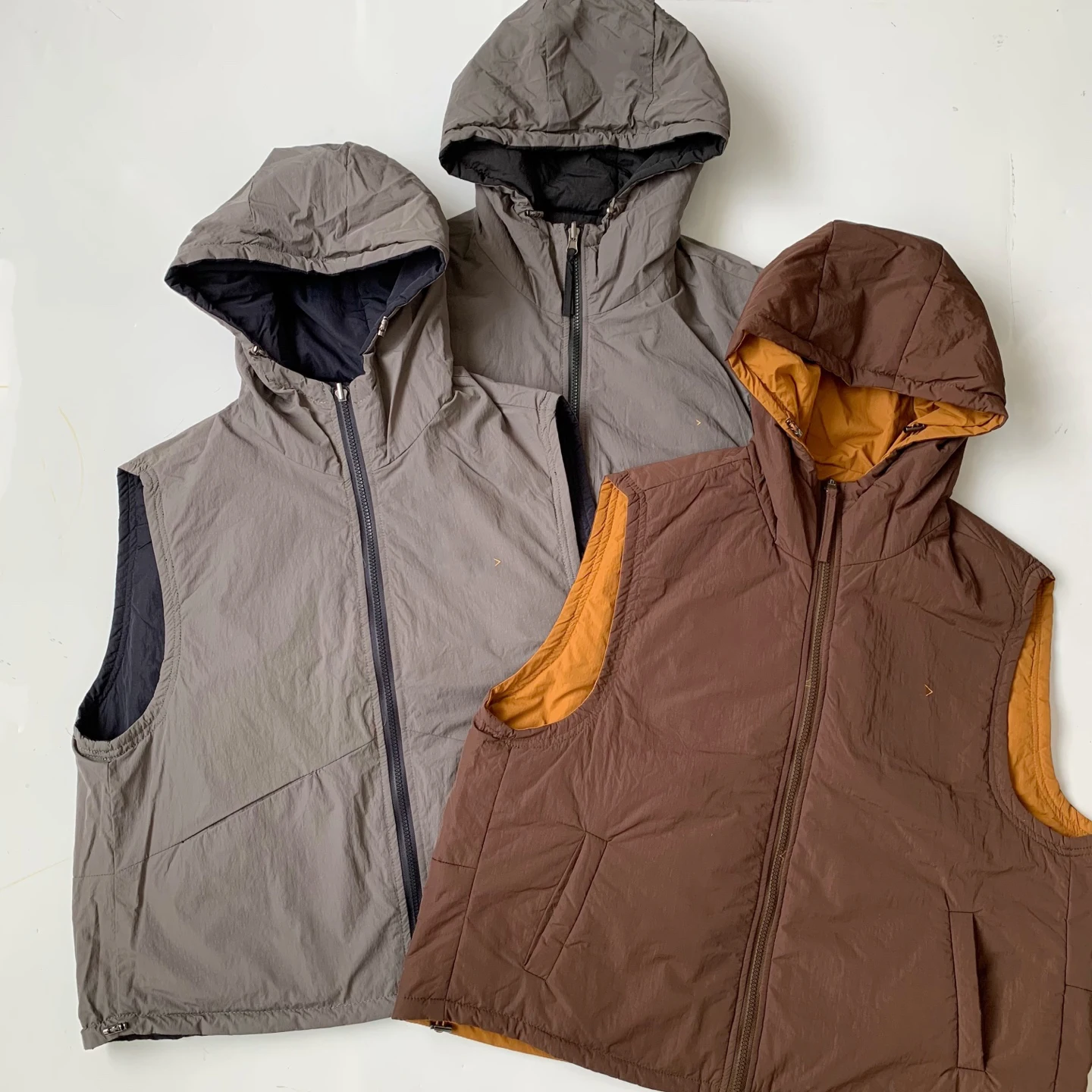 Универсальный двусторонний жилет на молнии с капюшоном, утепленный хлопком, из полиэфирного волокна, однотонный, новинка осенне-зимнего сезона
Универсальный двусторонний жилет на молнии с капюшоном, утепленный хлопком, из полиэфирного волокна, однотонный, новинка осенне-зимнего сезона