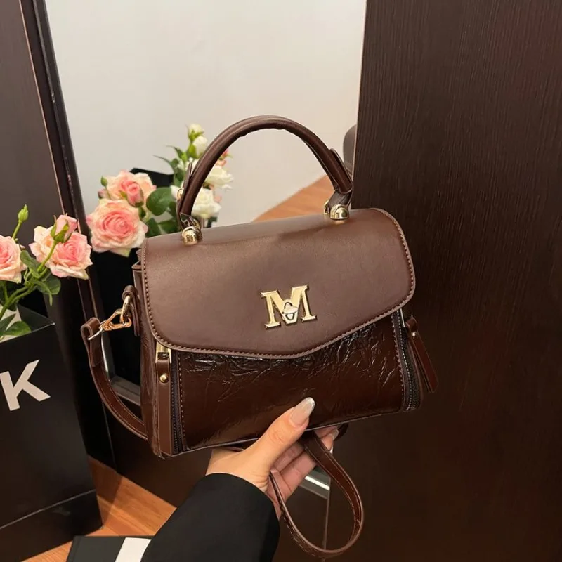Elegant Leather Diaper Bag Luxury Brand Shoulder Tote For Women High End Square Satchel Trendy Letter Logo
Elegant Leather Diaper Bag Luxury Brand Shoulder Tote For Women High End Square Satchel Trendy Letter Logo