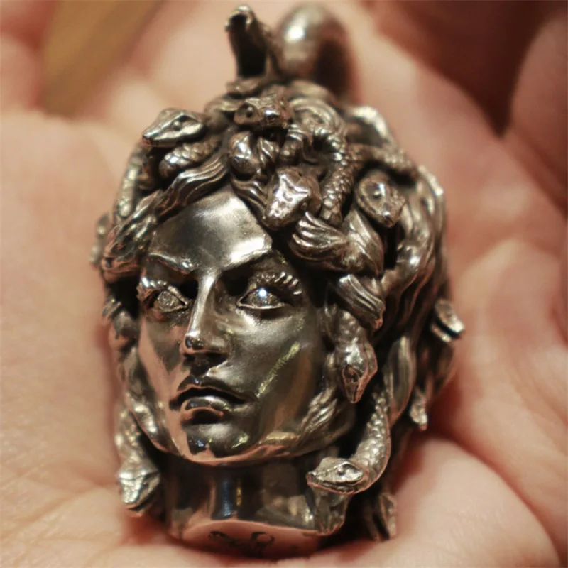 Original Design Medusa Three-dimensional Head Carving Pendant Sculpture Ornament Pendant Niche Retro Unique High-end Feeling
Original Design Medusa Three-dimensional Head Carving Pendant Sculpture Ornament Pendant Niche Retro Unique High-end Feeling