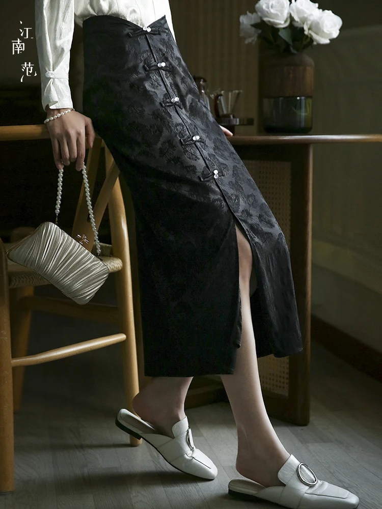 Black Jiangnan Style Semi-skirt Chinese Traditional Tang Suit Design Sensation for Hanfu Top Matching Skirt
Black Jiangnan Style Semi-skirt Chinese Traditional Tang Suit Design Sensation for Hanfu Top Matching Skirt