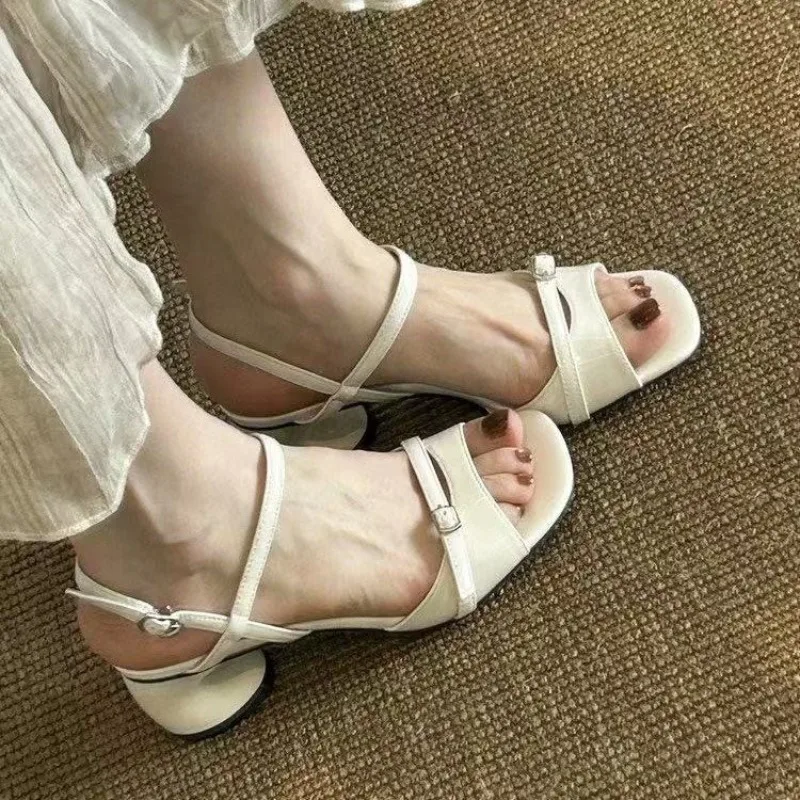 Retro Block Heel Fashion Belt Buckle Open-toe Sandals 2026 Summer New Temperament Versatile One-button Women's Shoes
Retro Block Heel Fashion Belt Buckle Open-toe Sandals 2026 Summer New Temperament Versatile One-button Women's Shoes