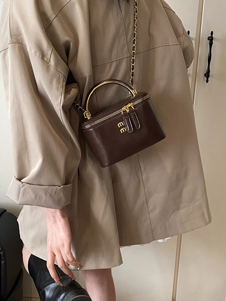 Женский дизайнерский чемодан известного бренда, весна 2024, новая простая корейская версия универсальной сумки через плечо, высококачественная сумка-мессенджер
Женский дизайнерский чемодан известного бренда, весна 2024, новая простая корейская версия универсальной сумки через плечо, высококачественная сумка-мессенджер