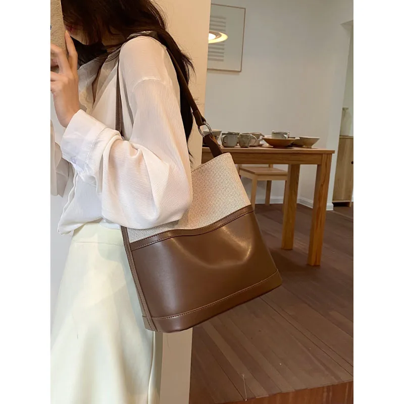 Korean Version High-Grade Sense Splicing Bucket Bag Retro Simple Shoulder Bags Women New Commuter Large Capacity Underarm Pack
Korean Version High-Grade Sense Splicing Bucket Bag Retro Simple Shoulder Bags Women New Commuter Large Capacity Underarm Pack