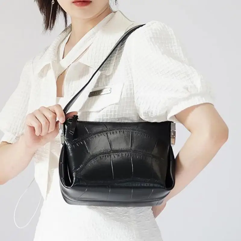 Light Luxury Fashion New Stone Pattern Embossed Design Handbag For Women Casual And Versatile Metal Buckle Handle Handbag Trendy
Light Luxury Fashion New Stone Pattern Embossed Design Handbag For Women Casual And Versatile Metal Buckle Handle Handbag Trendy