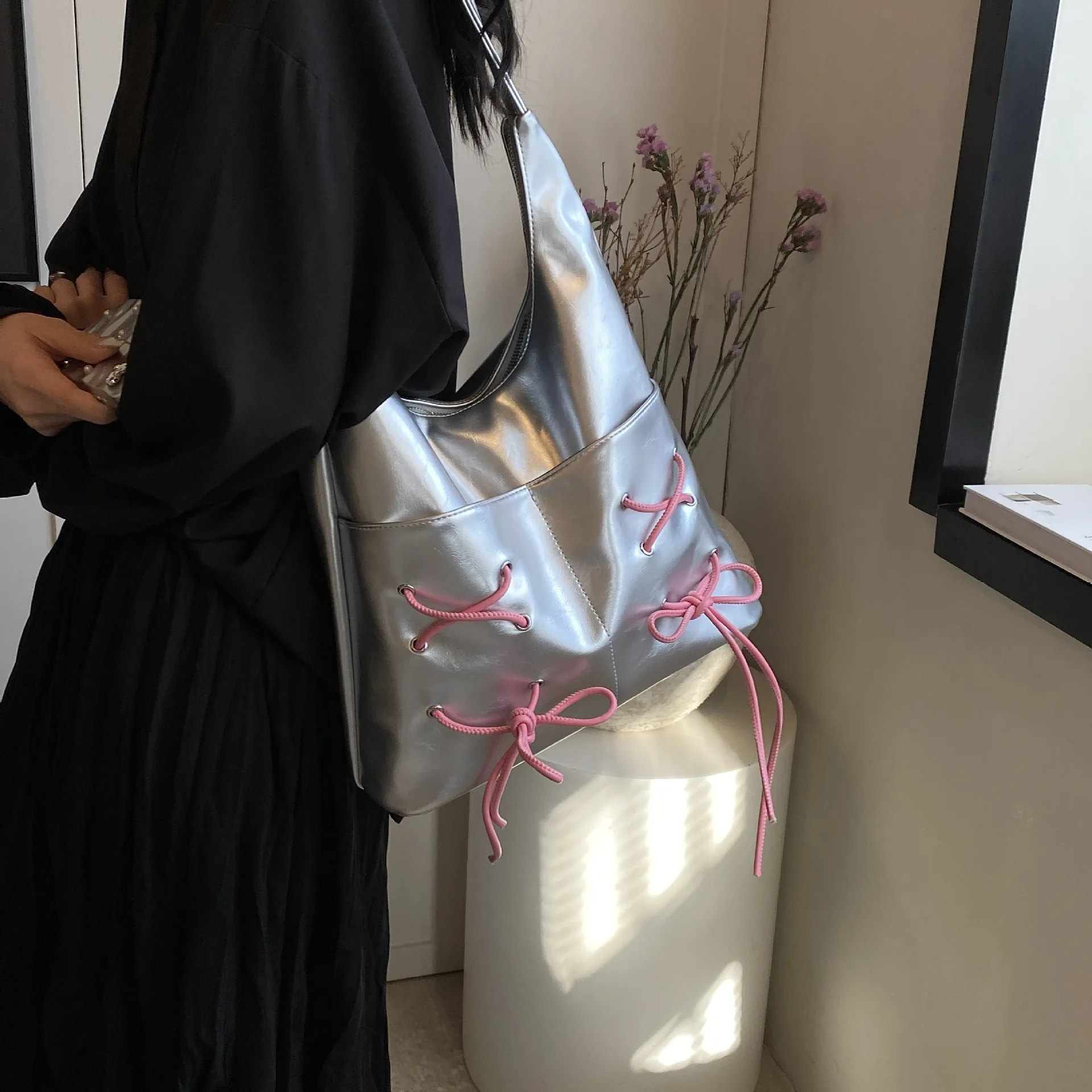 Commuter Tote Bag Women's 2024 New Large Capacity Bag Fashion Bow Drawstring Versatile Single Shoulder Bag
Commuter Tote Bag Women's 2024 New Large Capacity Bag Fashion Bow Drawstring Versatile Single Shoulder Bag