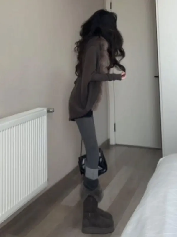 Вязаный свитер в стиле ретро с меховым воротником, свободного кроя, модный осенне-зимний женский топ средней толщины
Вязаный свитер в стиле ретро с меховым воротником, свободного кроя, модный осенне-зимний женский топ средней толщины