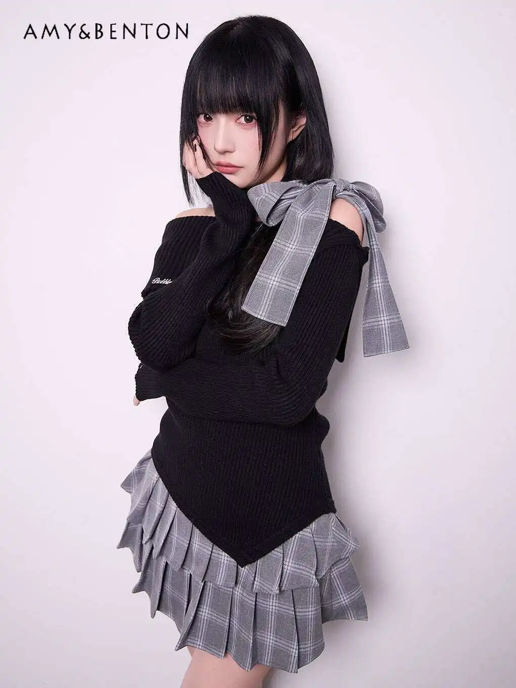 Spring New Japanese Elegant Girl Slim Off-the-shoulder Long-sleeved Knitted Top + Plaid Pleated Skirt Sweet Two-piece Set
Spring New Japanese Elegant Girl Slim Off-the-shoulder Long-sleeved Knitted Top + Plaid Pleated Skirt Sweet Two-piece Set