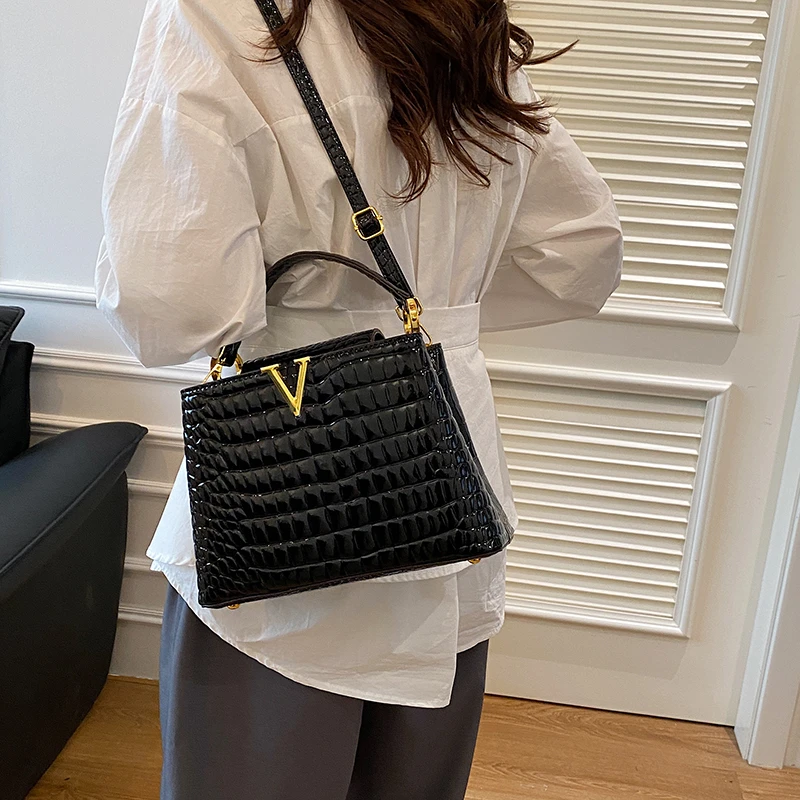 Best Superstar Show Luxury Leather Messenger Purse Shopper Bag for Women with Letter Logo
Best Superstar Show Luxury Leather Messenger Purse Shopper Bag for Women with Letter Logo