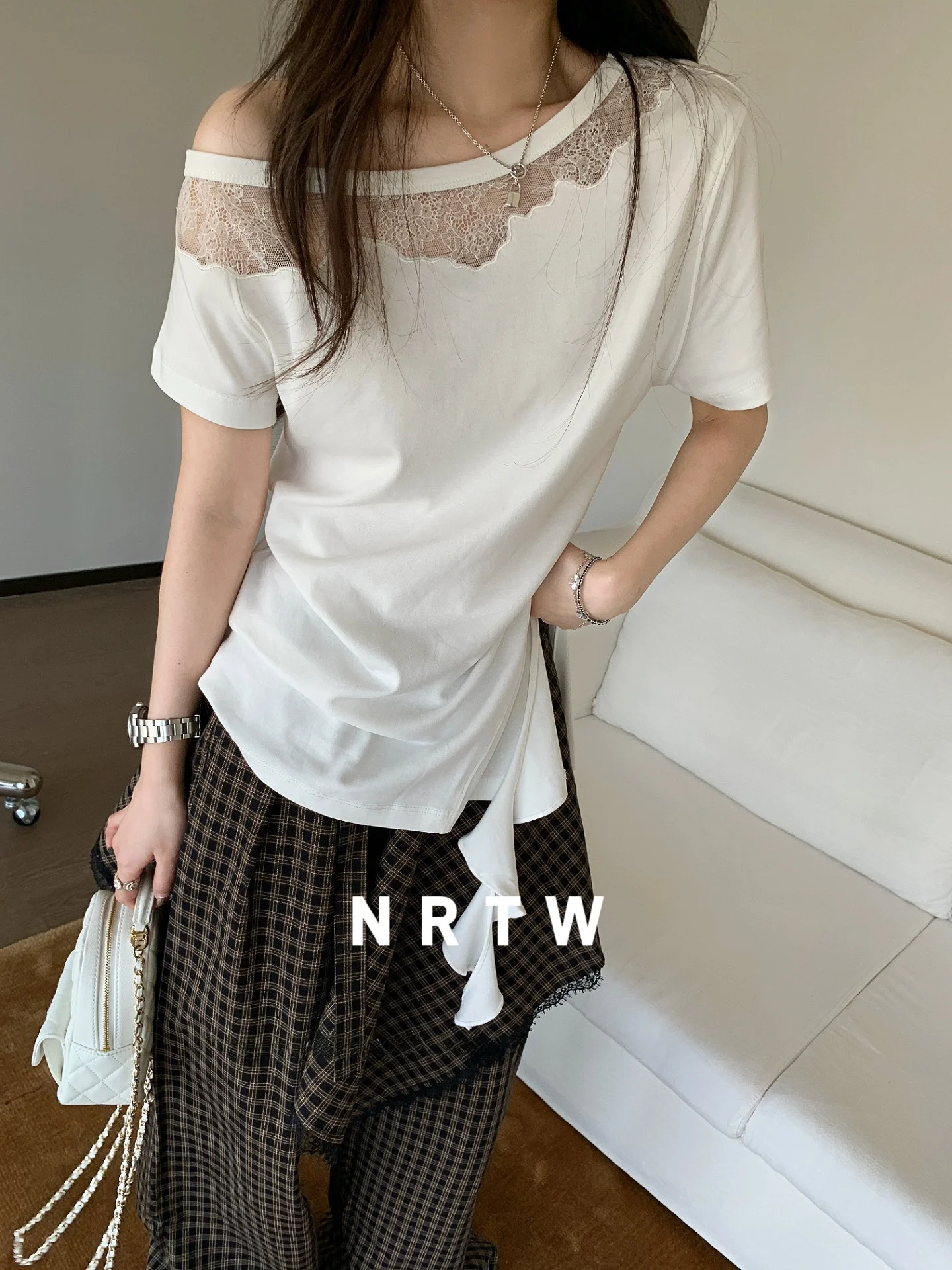 Two-Tone Irregular Lace Slant-Shoulder T-Shirt with Sash Design Slimming Effect Pure Desire Style Commute Wind Loose Fit Shor...
Two-Tone Irregular Lace Slant-Shoulder T-Shirt with Sash Design Slimming Effect Pure Desire Style Commute Wind Loose Fit Shor...