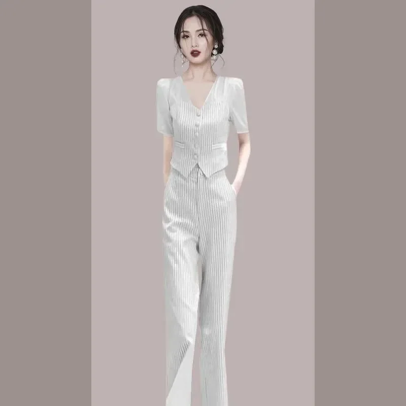 Летний новый модный комплект из двух предметов: женский топ с коротким рукавом, V-образным вырезом и сетчатыми вставками, а также элегантные брюки с широкими штанинами.
Летний новый модный комплект из двух предметов: женский топ с коротким рукавом, V-образным вырезом и сетчатыми вставками, а также элегантные брюки с широкими штанинами.