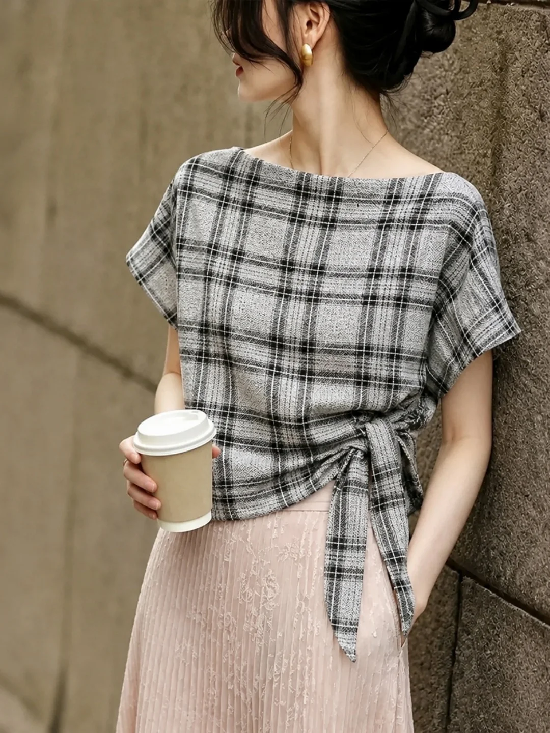 Fashionable Retro Striped Short Sleeve T-Shirt Women's Design Sense Belted Top Korean Style Straight Cut Silk Material
Fashionable Retro Striped Short Sleeve T-Shirt Women's Design Sense Belted Top Korean Style Straight Cut Silk Material