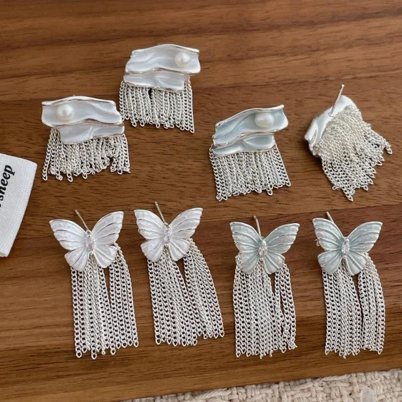 Minar Retro White Blue Enamel Butterfly Wings Irregular Twisted Faux Pearl Rhinestone Long Chain Tassel Drop Earrings for Women
Minar Retro White Blue Enamel Butterfly Wings Irregular Twisted Faux Pearl Rhinestone Long Chain Tassel Drop Earrings for Women