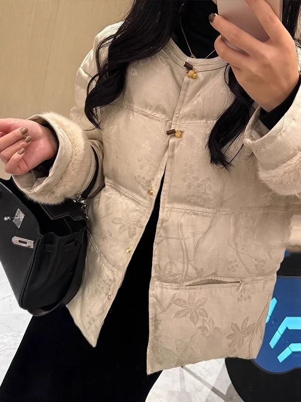 Новая женская куртка Sli в китайском стиле: теплая, модная, зимняя, свободного кроя, с длинными рукавами, из хлопка с наполнителем из пуха.
Новая женская куртка Sli в китайском стиле: теплая, модная, зимняя, свободного кроя, с длинными рукавами, из хлопка с наполнителем из пуха.