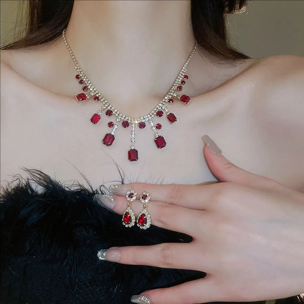 Crystal-encrusted Square Tassel Necklace Earrings Set Retro Fashion Light Luxury Collarbone Chain Niche High-end Jewelry
Crystal-encrusted Square Tassel Necklace Earrings Set Retro Fashion Light Luxury Collarbone Chain Niche High-end Jewelry