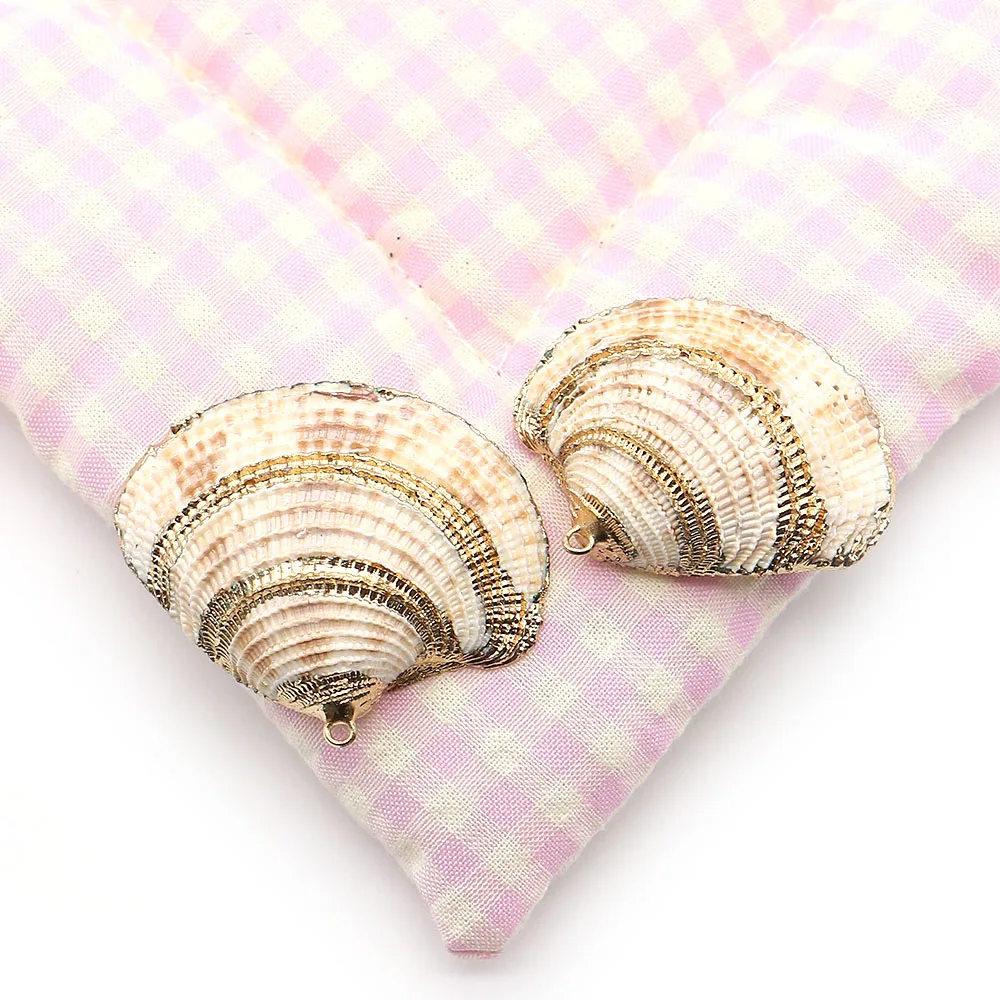 Polished Fan-shaped Electroplated Single-hole Edged Pendant Made of Natural Sea Shell DIY Jewelry Accessories for Necklaces
Polished Fan-shaped Electroplated Single-hole Edged Pendant Made of Natural Sea Shell DIY Jewelry Accessories for Necklaces