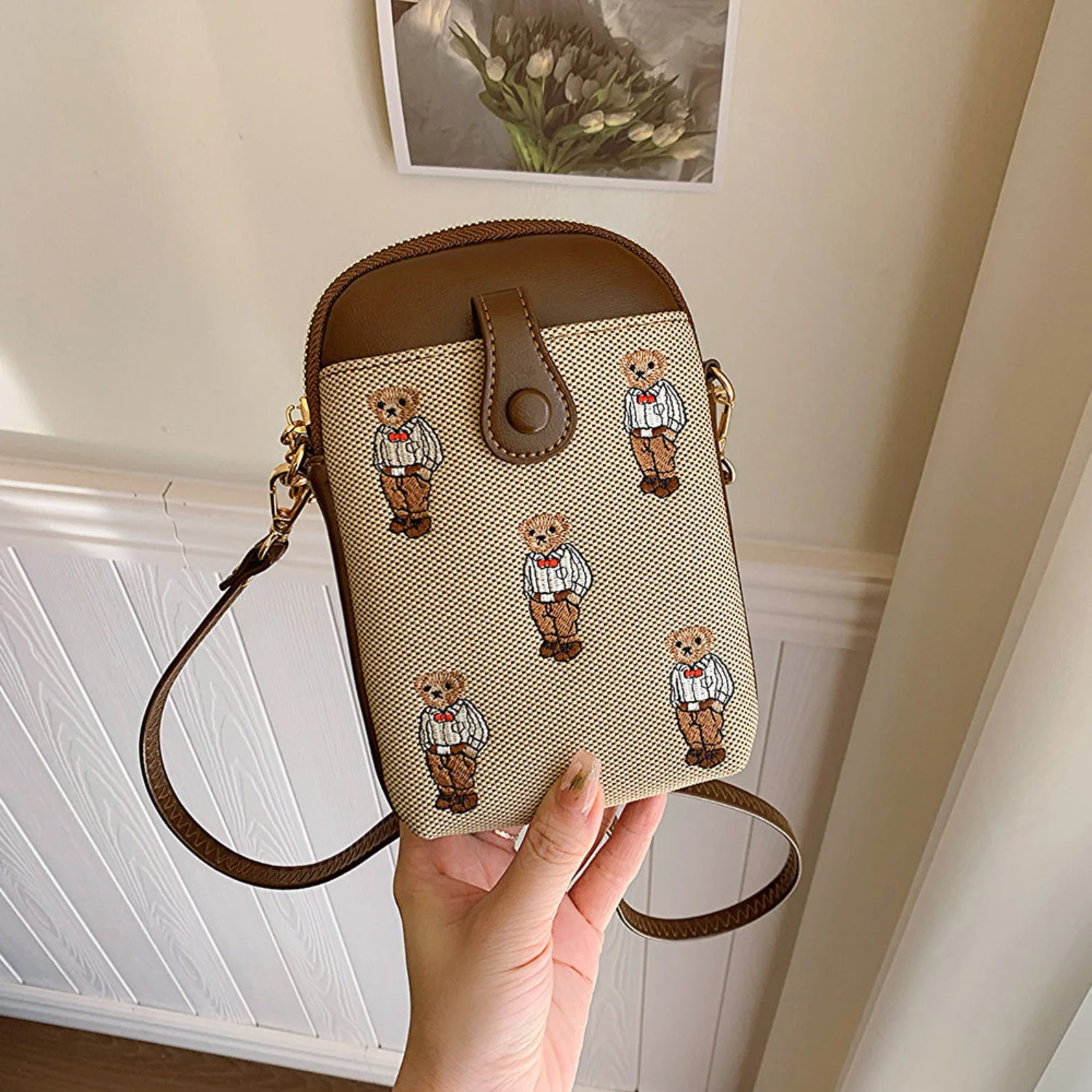 Холщовая сумка для мобильного телефона с вышивкой медведя для женщин, большая вместительная сумка через плечо с отделениями
Холщовая сумка для мобильного телефона с вышивкой медведя для женщин, большая вместительная сумка через плечо с отделениями
