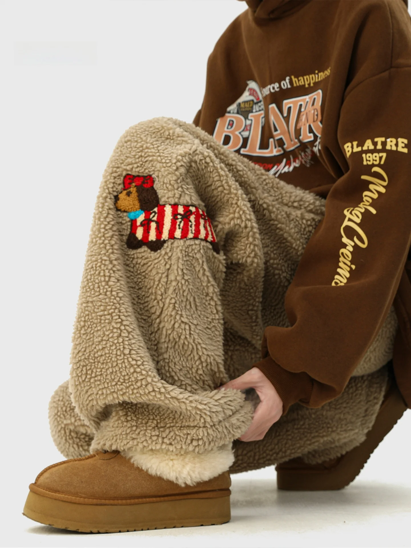 Retro American Style Men's Winter Thickened Fleece Lined Casual Straight Leg Warm Wide Leg Pants Sheepskin Velvet Trousers
Retro American Style Men's Winter Thickened Fleece Lined Casual Straight Leg Warm Wide Leg Pants Sheepskin Velvet Trousers