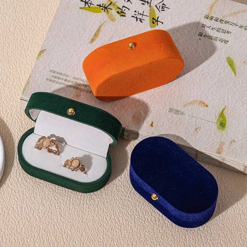 Бархатная коробка для колец, роскошный органайзер для ювелирных изделий, предложение, свадебный чехол для двойных колец, подарочная коробка для хранения ювелирных изделий, портативный дисплей
Бархатная коробка для колец, роскошный органайзер для ювелирных изделий, предложение, свадебный чехол для двойных колец, подарочная коробка для хранения ювелирных изделий, портативный дисплей