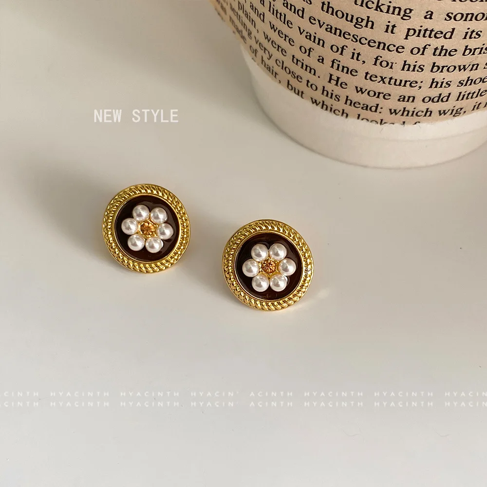 Vintage Baroque Pearl Stud Earrings with Retro Hong Kong Style, Simple and Sweet Palace Flower Earings for Women
Vintage Baroque Pearl Stud Earrings with Retro Hong Kong Style, Simple and Sweet Palace Flower Earings for Women
