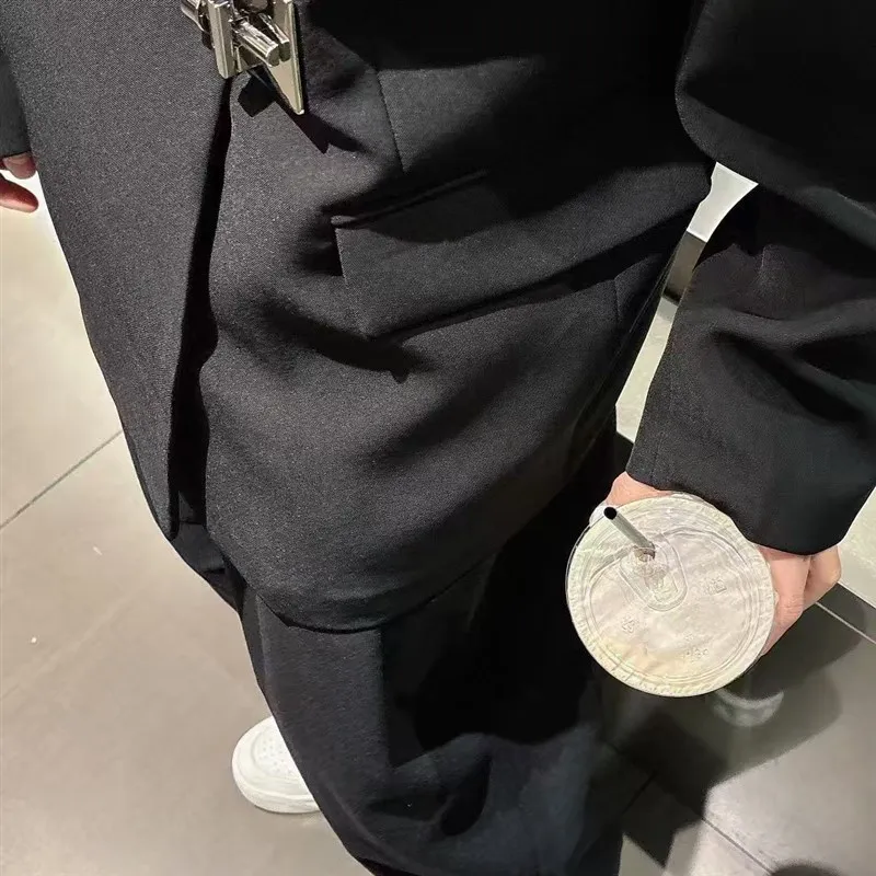 Модный повседневный мужской пиджак: новая модель свободного кроя для весны и осени, универсальный пиджак Haome, мужская одежда с длинным рукавом, однобортный.
Модный повседневный мужской пиджак: новая модель свободного кроя для весны и осени, универсальный пиджак Haome, мужская одежда с длинным рукавом, однобортный.