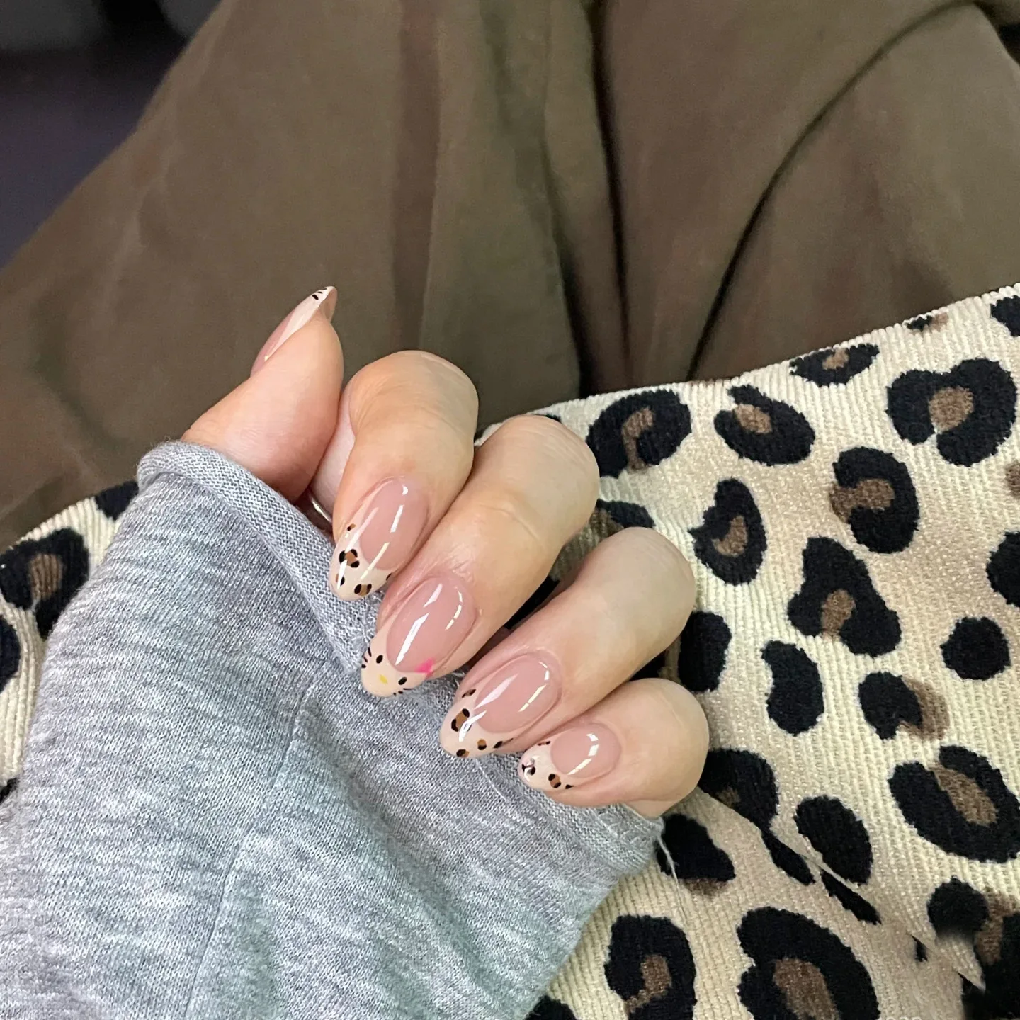 24PCS Simple Leopard Print False Nails Cute Cartoon Cat Patterns French Press on Nails Full Cover Wearable Almond Fake Nails Set
24PCS Simple Leopard Print False Nails Cute Cartoon Cat Patterns French Press on Nails Full Cover Wearable Almond Fake Nails Set