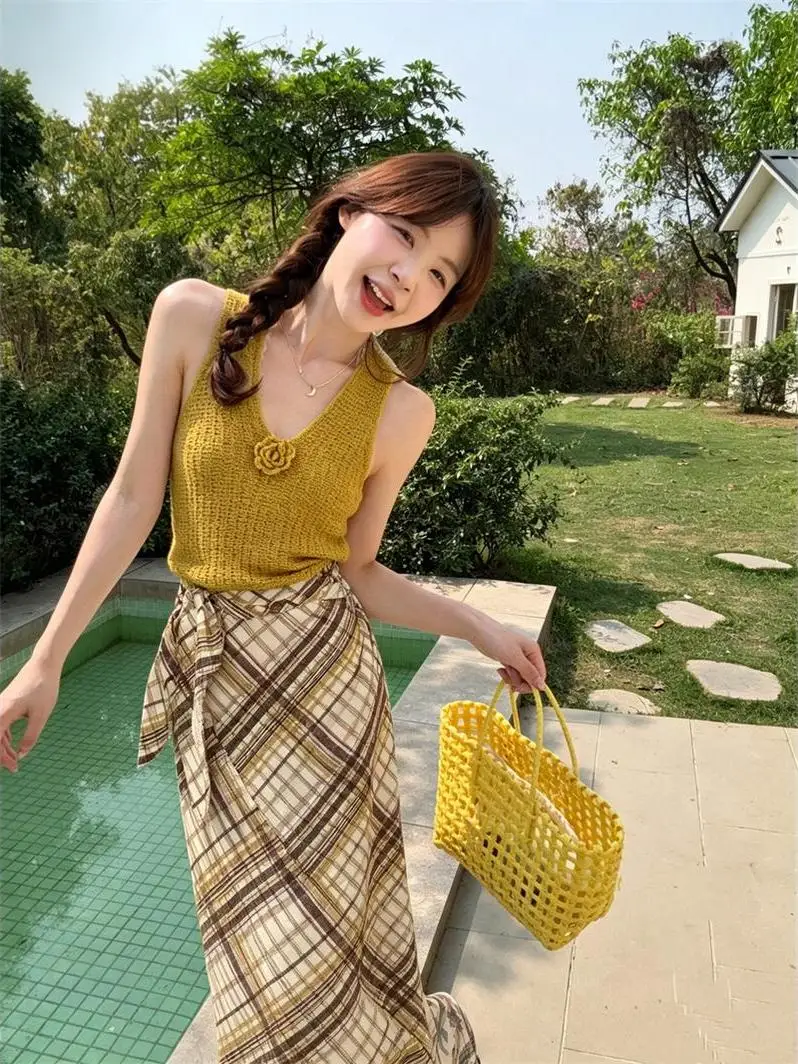 Elegant Knitted Floral Vest And High Waist Skirt Set Women's Summer Fashion Two-Piece Suit Breathable Comfortable Spring...
Elegant Knitted Floral Vest And High Waist Skirt Set Women's Summer Fashion Two-Piece Suit Breathable Comfortable Spring...