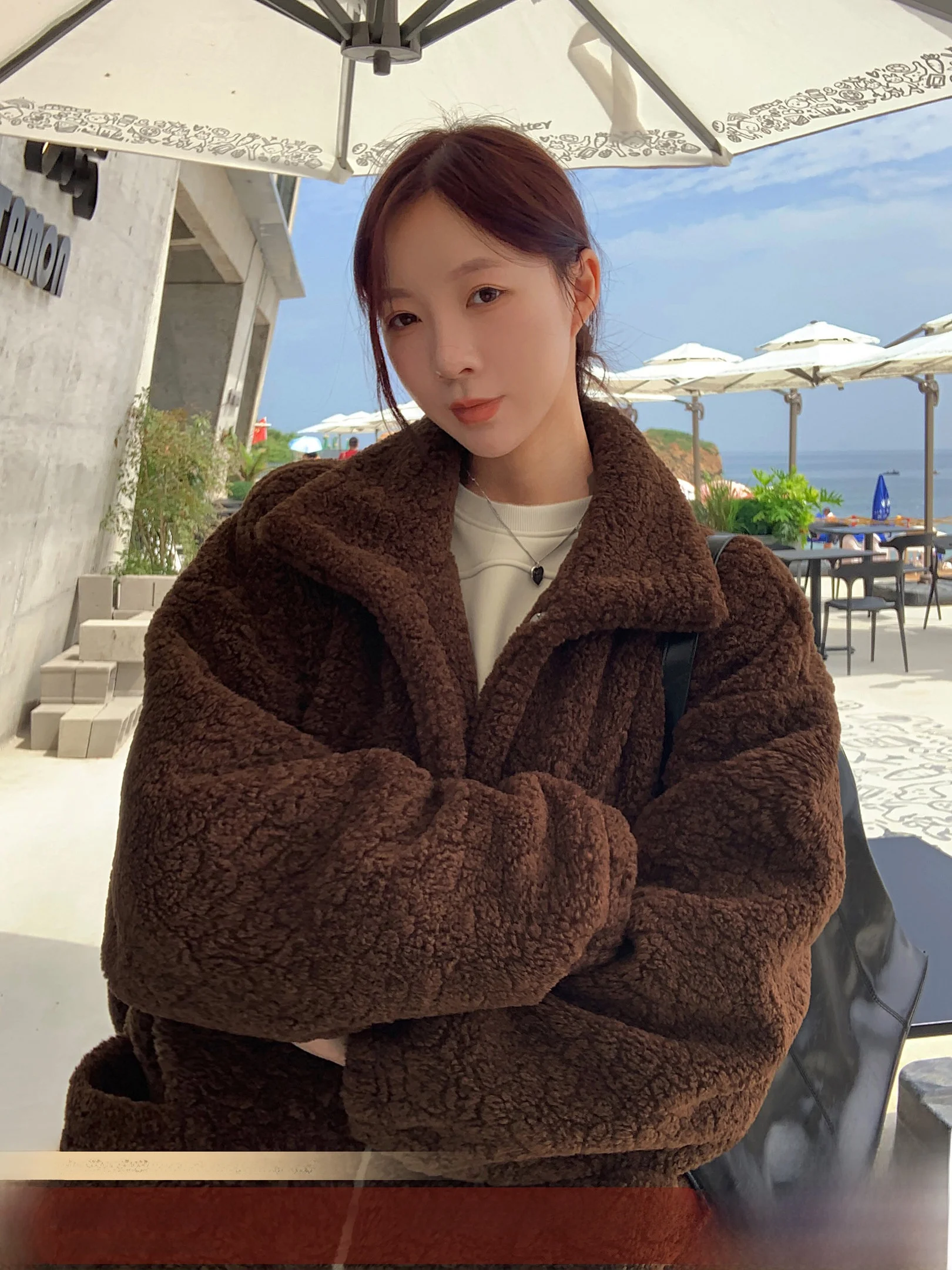 Утепленное пальто из овчины с карамельным оттенком, с интегрированным мехом и кожей, зимнее теплое пальто прямого кроя, производство Китай
Утепленное пальто из овчины с карамельным оттенком, с интегрированным мехом и кожей, зимнее теплое пальто прямого кроя, производство Китай